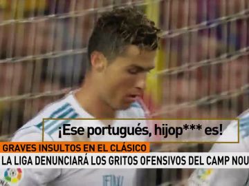 Cristiano Ronaldo recibe los insultos del Camp Nou durante el Clásico