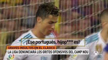 Cristiano Ronaldo recibe los insultos del Camp Nou durante el Clásico