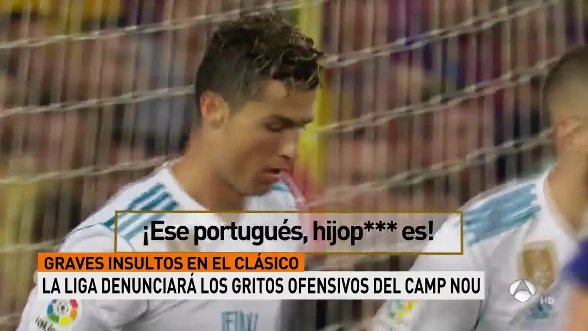 Cristiano Ronaldo recibe los insultos del Camp Nou durante el Clásico Cristiano Ronaldo recibe los insultos del Camp Nou durante el Clásico