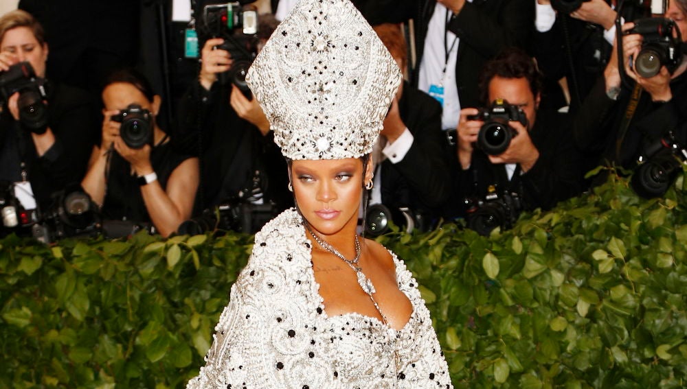 Rihanna llega a la alfombra roja del Costume Institute Gala