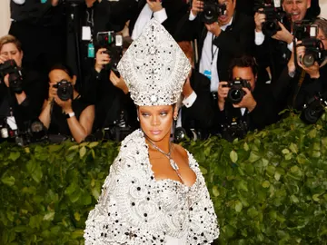 Rihanna llega a la alfombra roja del Costume Institute Gala Rihanna llega a la alfombra roja del Costume Institute Gala