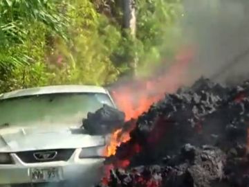 Los ríos de lava del volcán Kilauea arrasa un coche en Hawai