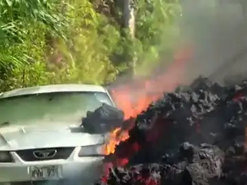 Los ríos de lava del volcán Kilauea arrasa un coche en Hawai Los ríos de lava del volcán Kilauea arrasa un coche en Hawai