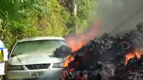 Los ríos de lava del volcán Kilauea arrasa un coche en Hawai Los ríos de lava del volcán Kilauea arrasa un coche en Hawai