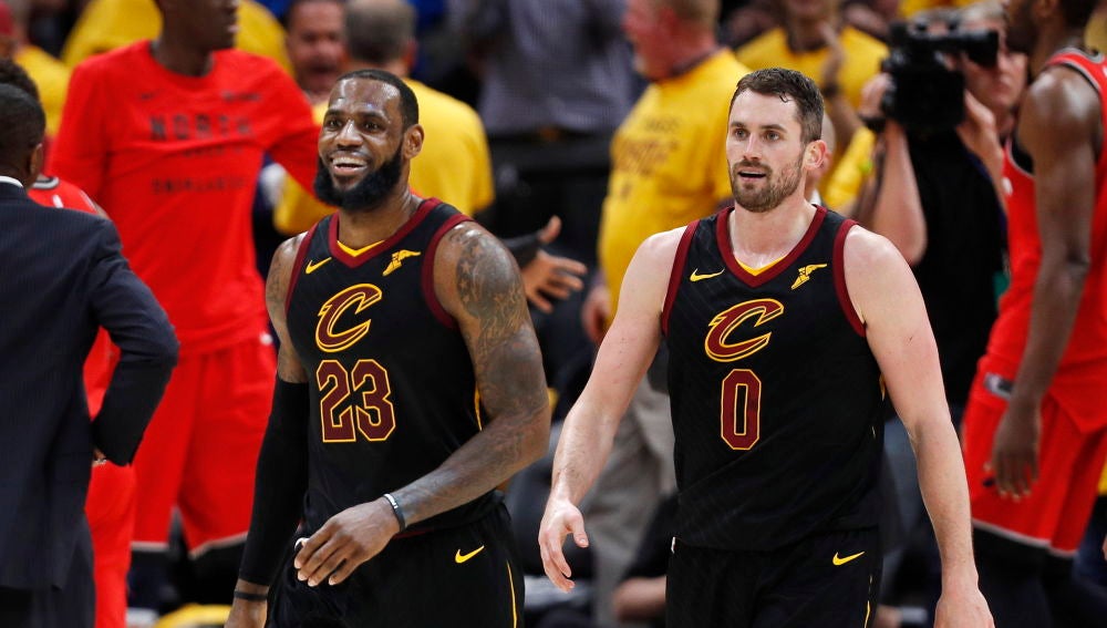 LeBron James sonríe junto a Kevin Love