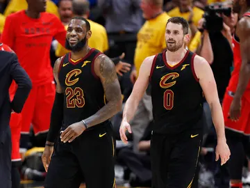 LeBron James sonríe junto a Kevin Love LeBron James sonríe junto a Kevin Love