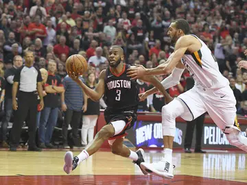 Chris Paul penetra a canasta ante los Jazz Chris Paul penetra a canasta ante los Jazz