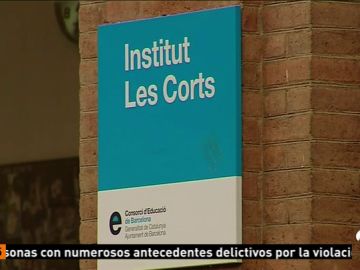 Detenido un monitor de un instituto de Barcelona que pedía fotos íntimas a sus alumnas Detenido un monitor de un instituto de Barcelona que pedía fotos íntimas a sus alumnas