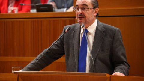 El presidente de Arag&oacute;n, Javier Lamb&aacute;n, en el pleno