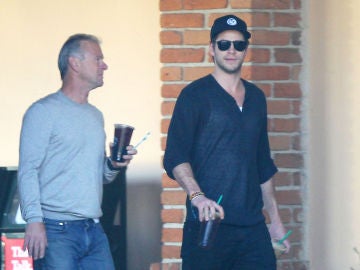 Liam Hemsworth junto a su padre Craig
