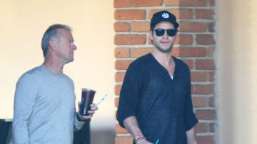 Liam Hemsworth junto a su padre Craig