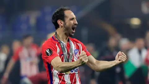 Juanfran celebra el título de la Europa League Juanfran celebra el título de la Europa League