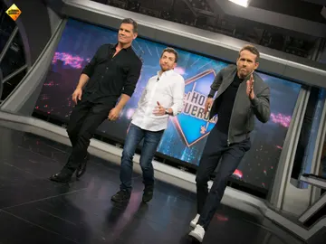 Ryan Reynolds y Josh Brolin enseñan a caminar como un superhéroe a Pablo Motos en 'El Hormiguero 3.0' Ryan Reynolds y Josh Brolin enseñan a caminar como un superhéroe a Pablo Motos en 'El Hormiguero 3.0'
