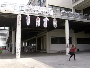 Cuelgan cinco monigotes en referencia a 'La Manada' en la Universidad del País Vasco Cuelgan cinco monigotes en referencia a 'La Manada' en la Universidad del País Vasco