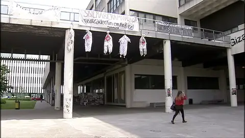 Cuelgan cinco monigotes en referencia a 'La Manada' en la Universidad del País Vasco Cuelgan cinco monigotes en referencia a 'La Manada' en la Universidad del País Vasco