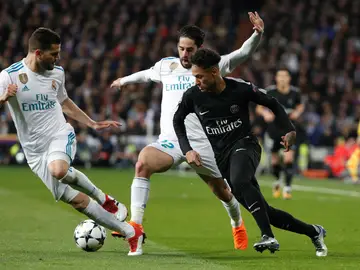 Neymar intenta zafarse de Isco y Nacho Neymar intenta zafarse de Isco y Nacho