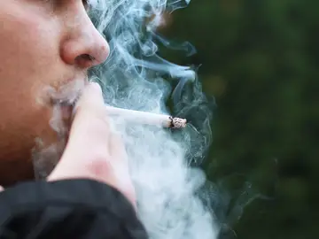 Un hombre fumando Un hombre fumando