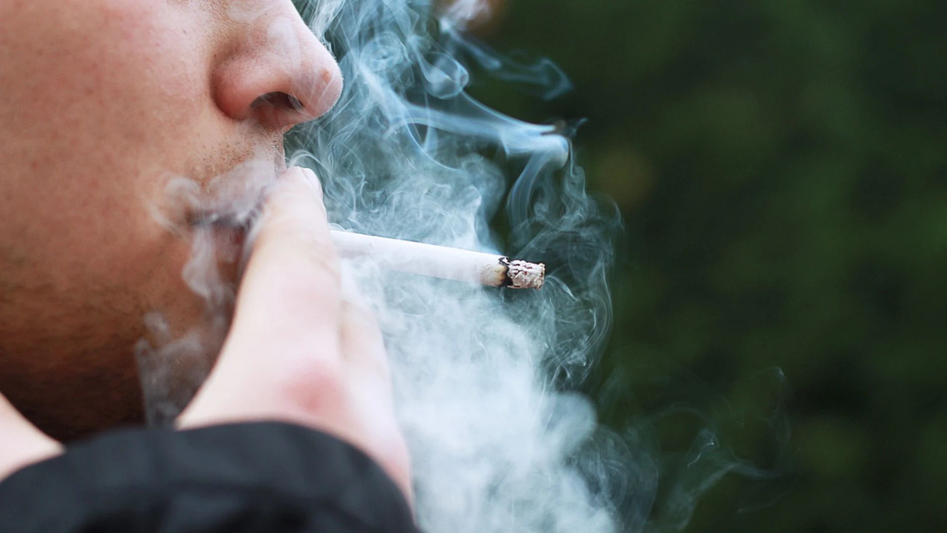 Un hombre fumando Un hombre fumando