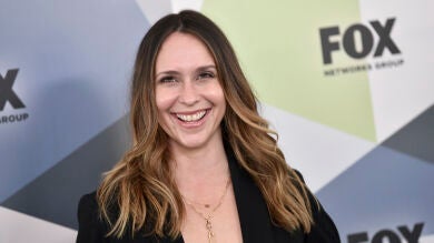Jennifer Love Hewitt se disculpa por su terrible aspecto sobre la alfombra roja 