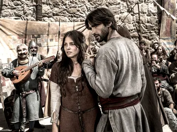 Aledis y Arnau, en la plaza del pueblo Aledis y Arnau, en la plaza del pueblo