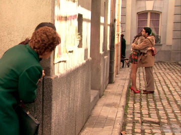 Benigna y Manolita, convencidas de que Ignacio se ve con una prostituta