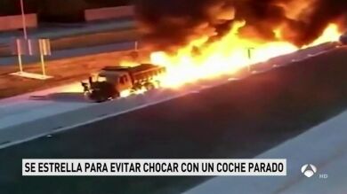 Un camión se estrella contra la mediana para evitar chocar contra un vehículo en Estados Unidos