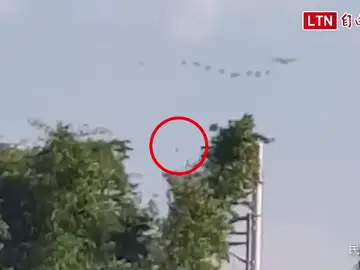 VÍDEO: Un paracaidista sobrevive tras una caída libre de casi 400 metros VÍDEO: Un paracaidista sobrevive tras una caída libre de casi 400 metros