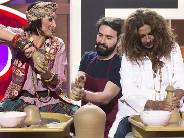 Silvia Abril, Lolita y Roberto Vilar esculpen un peculiar pitorro de un botijo en 'La noche de Rober' Silvia Abril, Lolita y Roberto Vilar esculpen un peculiar pitorro de un botijo en 'La noche de Rober'
