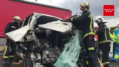 Una mujer muere y tres personas resultan heridas por un choque frontal entre un coche y una furgoneta en Paracuellos del Jarama Una mujer muere y tres personas resultan heridas por un choque frontal entre un coche y una furgoneta en Paracuellos del Jarama