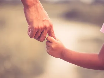 Madre e hijo, de la mano Madre e hijo, de la mano