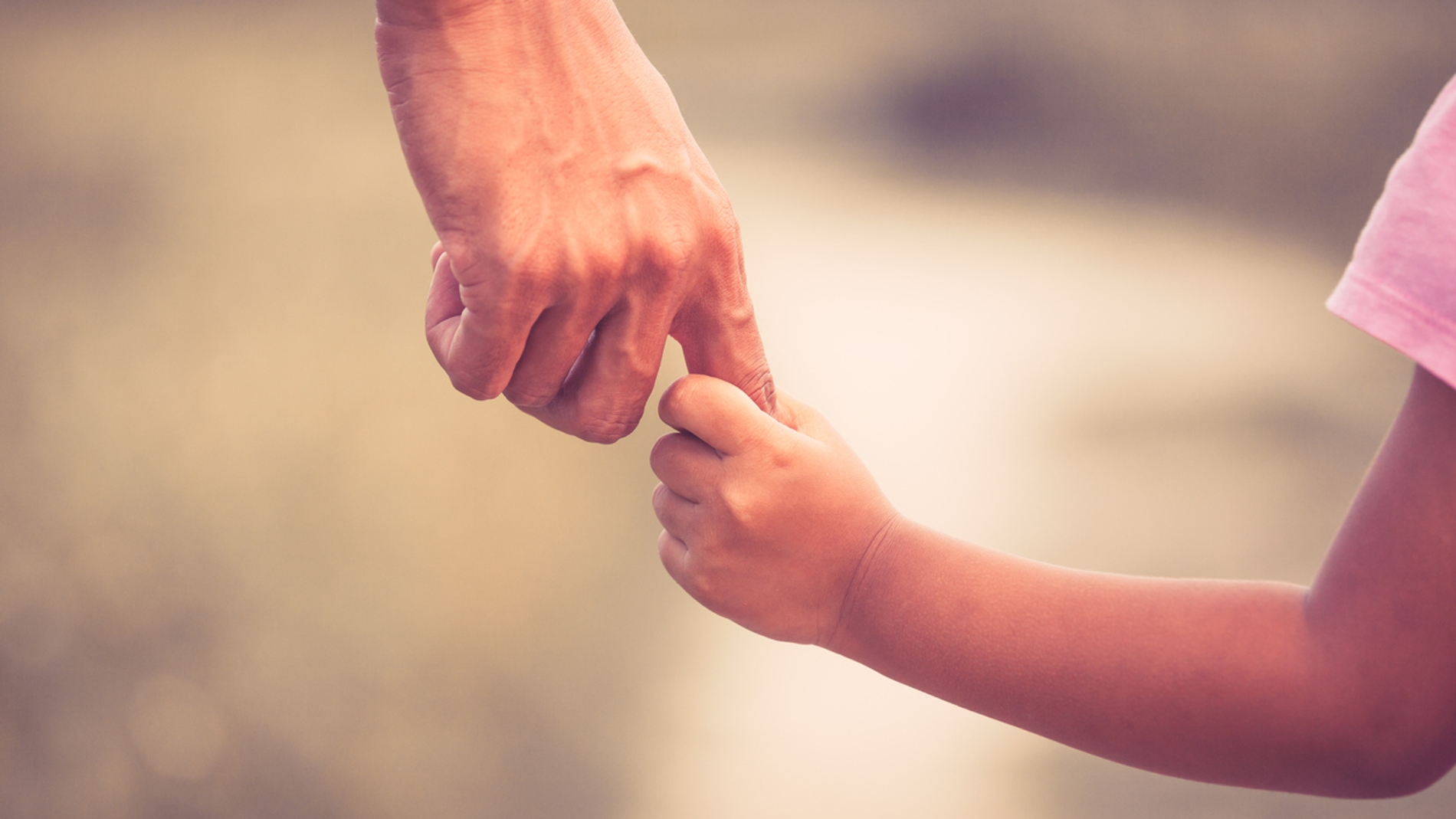 Madre e hijo, de la mano