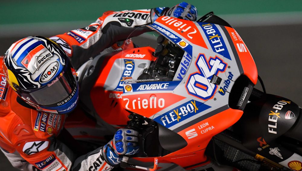 Andrea Dovizioso, subido en su Ducati