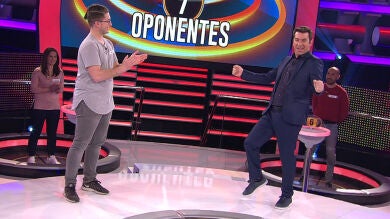 Arturo Valls y un concursante sorprenden al público de '¡Ahora Caigo!' a ritmo de salsa 