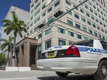 Coche de policía frente al Trump National Doral Coche de policía frente al Trump National Doral