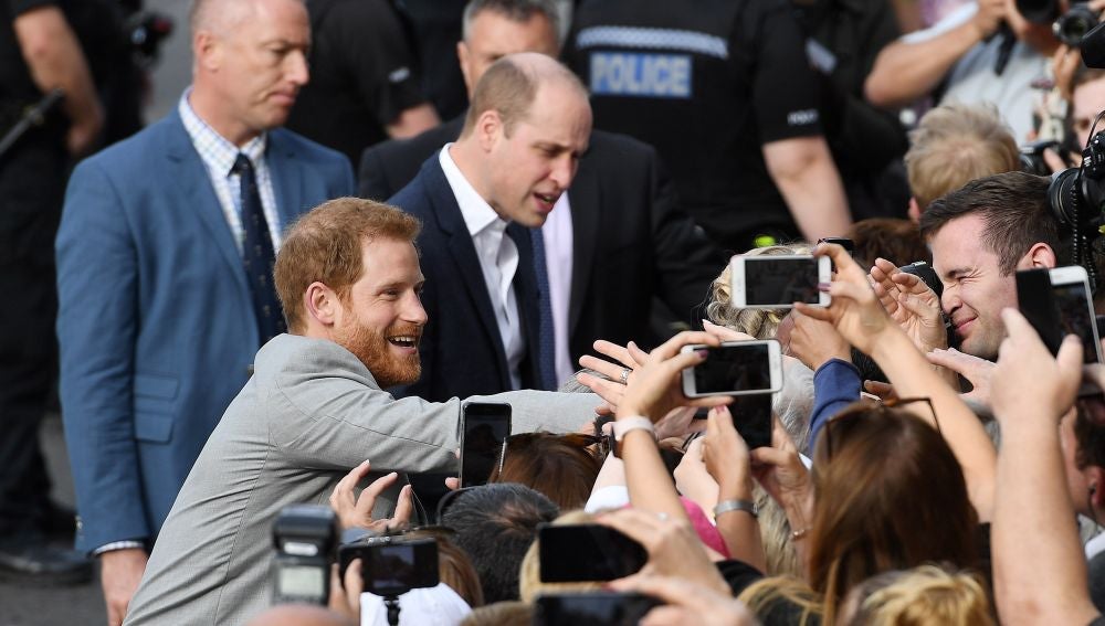 El príncipe Enrique de Inglaterra saluda a los ciudadanos en Windsor