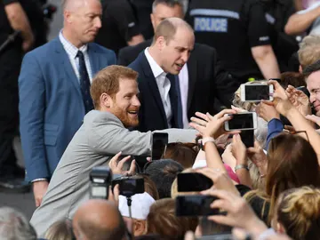 El príncipe Enrique de Inglaterra saluda a los ciudadanos en Windsor El príncipe Enrique de Inglaterra saluda a los ciudadanos en Windsor