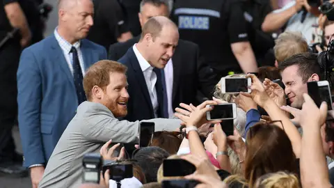El príncipe Enrique de Inglaterra saluda a los ciudadanos en Windsor El príncipe Enrique de Inglaterra saluda a los ciudadanos en Windsor