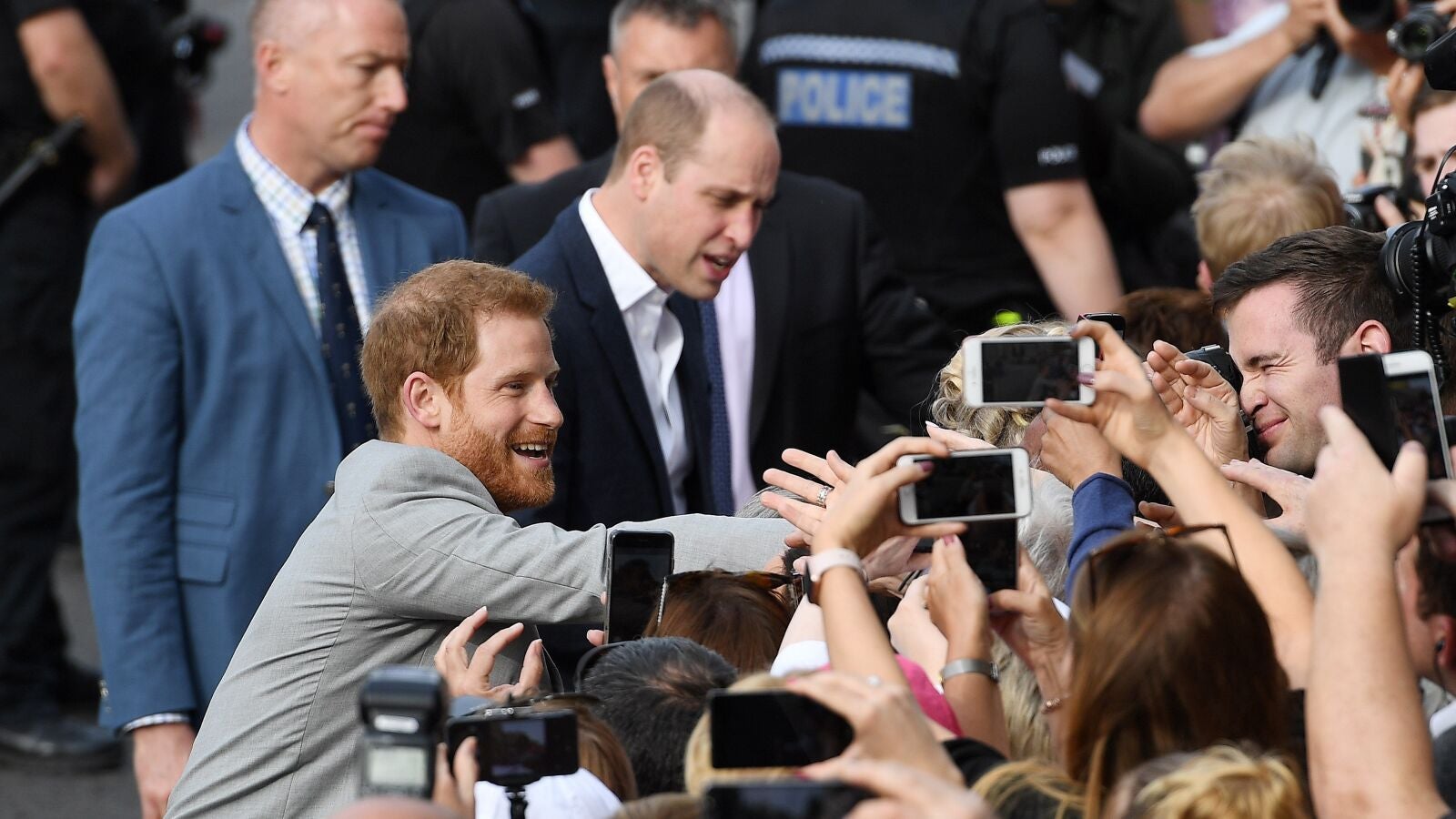 Los príncipes Enrique y Guillermo saludan a la multitud congregada en Windsor para la boda