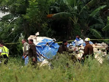 Noticias 2 Antena 3 (18-05-18) Un avión con 105 pasajeros se estrella poco después de despegar de La Habana Noticias 2 Antena 3 (18-05-18) Un avión con 105 pasajeros se estrella poco después de despegar de La Habana