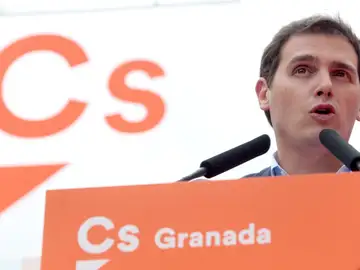El lider de Ciudadanos, Albert Rivera, en la Plaza Nueva de Granada. El lider de Ciudadanos, Albert Rivera, en la Plaza Nueva de Granada.