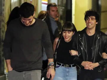 Aitana y Cepeda a la salida del teatro Aitana y Cepeda a la salida del teatro