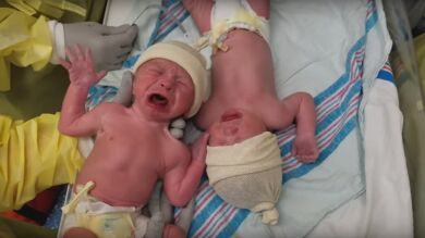 Un emotivo vídeo muestra cómo dos gemelos dejan de llorar con solo rozarse