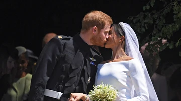 El príncipe Harry y Meghan Markle se dan el primer beso como marido y mujer