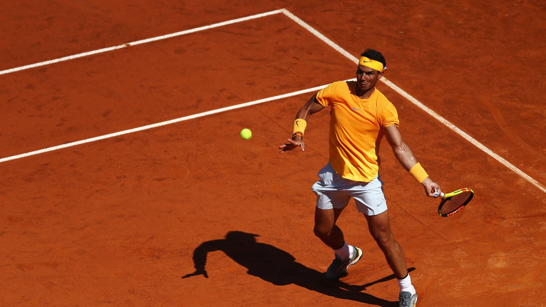 Rafa Nadal golpea la bola en su duelo contra Djokovic Rafa Nadal golpea la bola en su duelo contra Djokovic