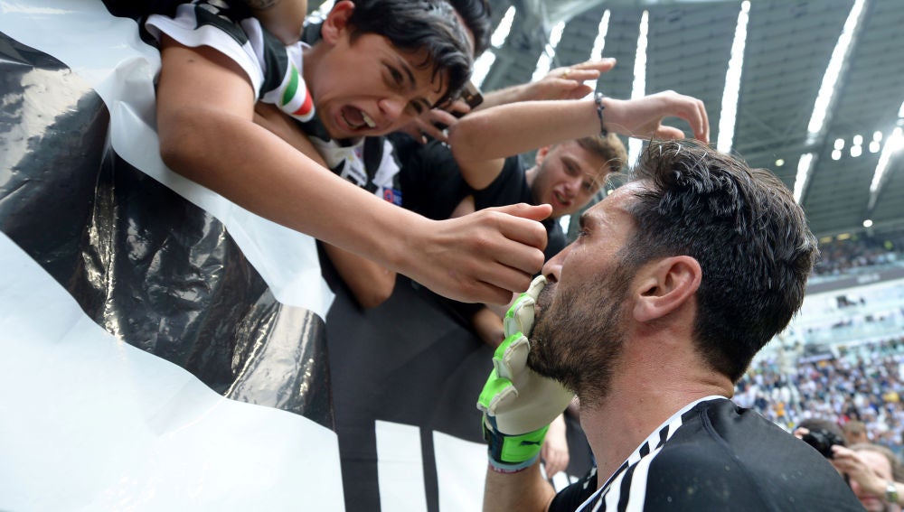Buffon se despide de un joven aficionado de la Juventus en su último partido