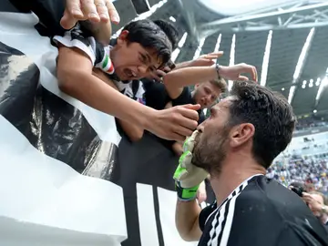 Buffon se despide de un joven aficionado de la Juventus en su último partido Buffon se despide de un joven aficionado de la Juventus en su último partido