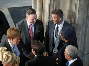 David y Victoria Beckham hablando con Elton John, David Furnish, Sofia Wellesley y James Blunt en la boda del príncipe Harry y Meghan Markle David y Victoria Beckham hablando con Elton John, David Furnish, Sofia Wellesley y James Blunt en la boda del príncipe Harry y Meghan Markle