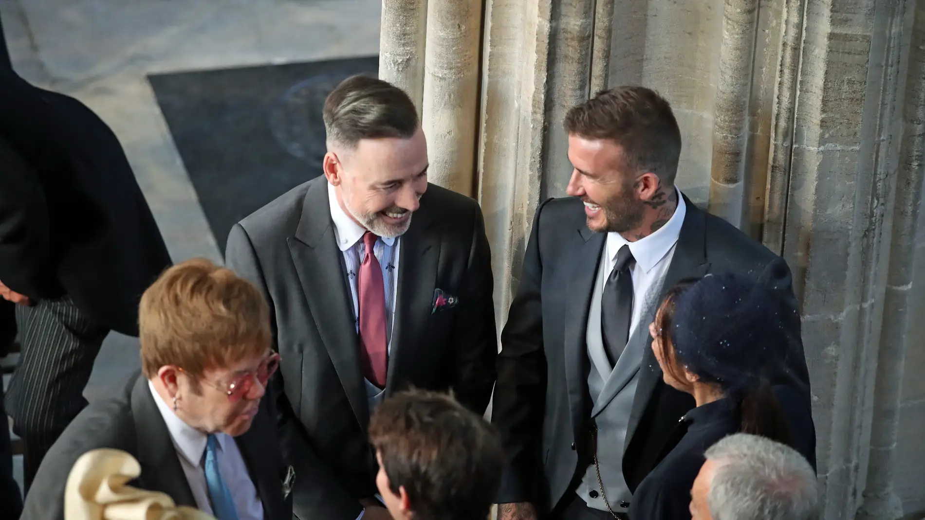 David y Victoria Beckham hablando con Elton John, David Furnish, Sofia Wellesley y James Blunt en la boda del príncipe Harry y Meghan Markle