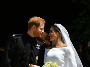 El primer beso de Meghan Markle y el príncipe Harry como marido y mujer El primer beso de Meghan Markle y el príncipe Harry como marido y mujer