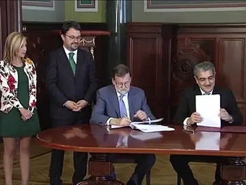 Rajoy presenta el acuerdo con Nueva Canarias como ejemplo de que es mejor construir que destruir Rajoy presenta el acuerdo con Nueva Canarias como ejemplo de que es mejor construir que destruir